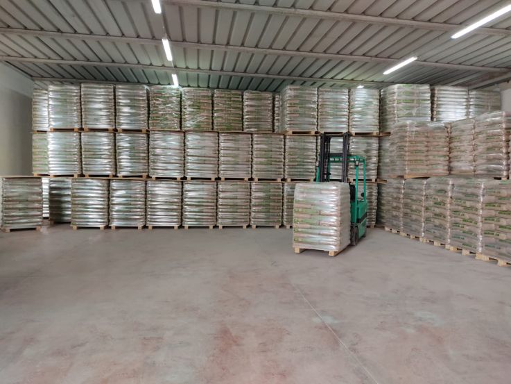 Magazzino con muletto